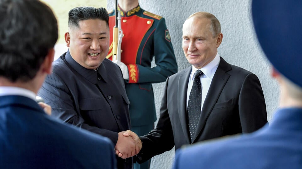 WA 43 archív Vladivostok - Na archívnej snímke zo 4. septembra 2023 ruský prezident Vladimir Putin (vpravo) a severokórejský líder Kim Čong-un pózujú počas stretnutia vo Vladivostoku. Hovorca Kremľa Dmitrij Peskov odmietol v utorok 5. septembra 2023 potvrdiť, či sa ruský prezident Vladimir Putin v blízkej dobe stretne so severokórejským lídrom Kim Čong-unom. Hovorkyňa americkej Národnej bezpečnostnej rady (NSC) Adrienne Watsonová v pondelok 4. septembra uviedla, že rokovania Severnej Kórey a Ru