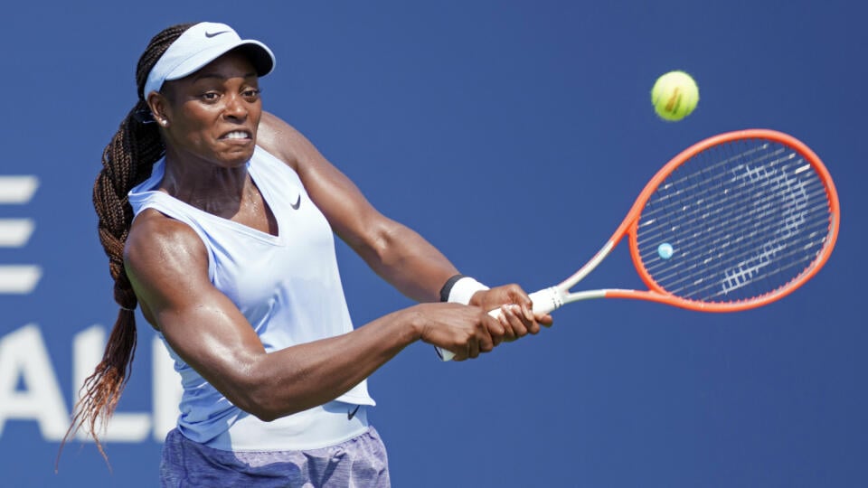 EBE 23 Montreal - Na snímke americká tenistka Sloane Stephensová sa prebojovala do 2. kola dvojhry na turnaji WTA v Montreale, keď v úvodnom kole zdolala Anett Kontaveitovú Dajanu Jastremskú z Ukrajiny 6:4, 1:6, 6:4 v utorok 10. augusta 2021. FOTO TASR/AP


Sloane Stephens, of the United States returns to Dayana Yastremska, of Ukraine, during first round of play at the National Bank Open tennis tournament Tuesday, Aug. 10, 2021 in Montreal. (Paul Chiasson/The Canadian Press via AP)