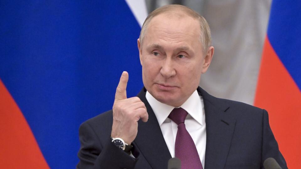 JB 54 Moskva - Ruský prezident Vladimir Putin gestikuluje počas spoločnej tlačovej konferencie s nemeckým kancelárom Olafom Scholzom (nie je na snímke) po ich stretnutí v Moskve 15. februára 2022. Rusko je pripravené rokovať so Spojenými štátmi a Severoatlantickou alianciou (NATO) o opatreniach zameraných na budovanie vzájomnej dôvery. Vyhlásil to v utorok ruský prezident Vladimir Putin po rokovaniach s nemeckým kancelárom Olafom Scholzom. Podľa Putina Rusko nechce vojnu, a preto predložilo bezp