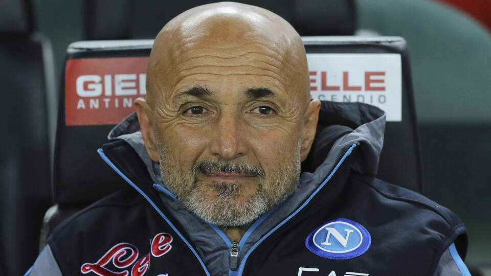 EBE 54 Udine - Na snímke tréner Neapola Luciano Spalletti na lavičke pred zápasom 33. kola talianskej Serie A vo futbale Udinese Calcio - SSC Neapol vo štvrtok 4. mája 2023. FOTO TASR/AP
Napoli coach Luciano Spalletti sits on the bench ahead of the Serie A soccer match between Udinese and Napoli at the Dacia Arena in Udine, Italy, Thursday, May 4, 2023. (Andrea Bressanutti/LaPresse via AP)