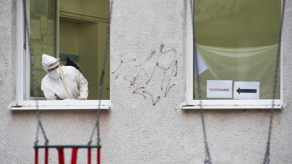 V nedeľu pokračovalo druhým dňom celoplošné testovanie na ochorenie COVID-19. Testovanie sa koná od soboty do 31. októbra do nedele 1. novembra. Na snímke zdravotná pracovníčka v odbernom mieste na Čiližskej ulici v MČ Bratislava-Vrakuňa 1. novembra 2020. FOTO TASR - Jaroslav Novák