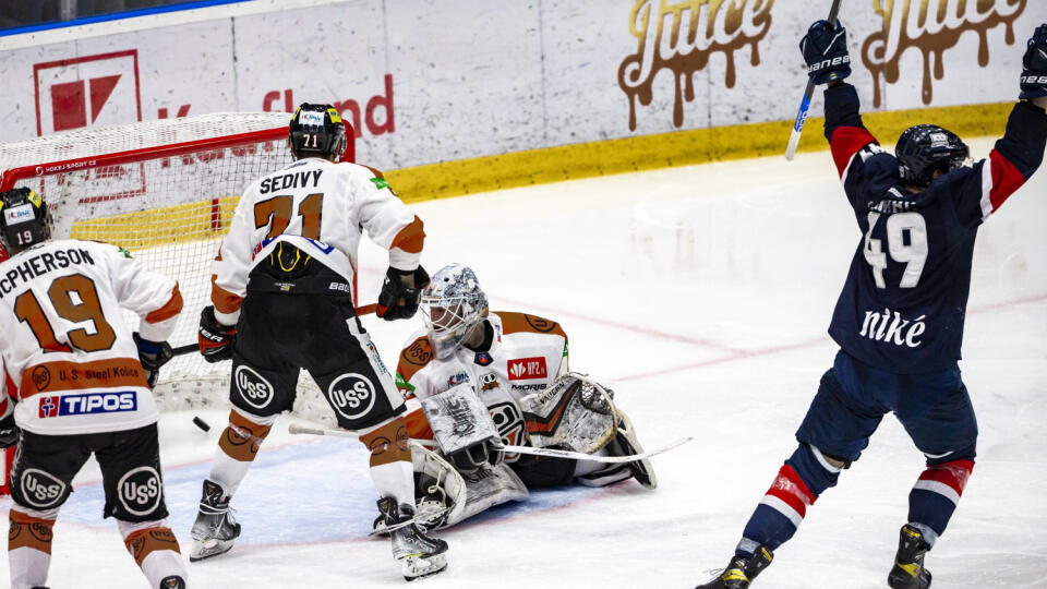 Druhý zápas série play-off medzi HC Slovanom Bratislava a HC Košice. Na snímke je Samuel Takač. 