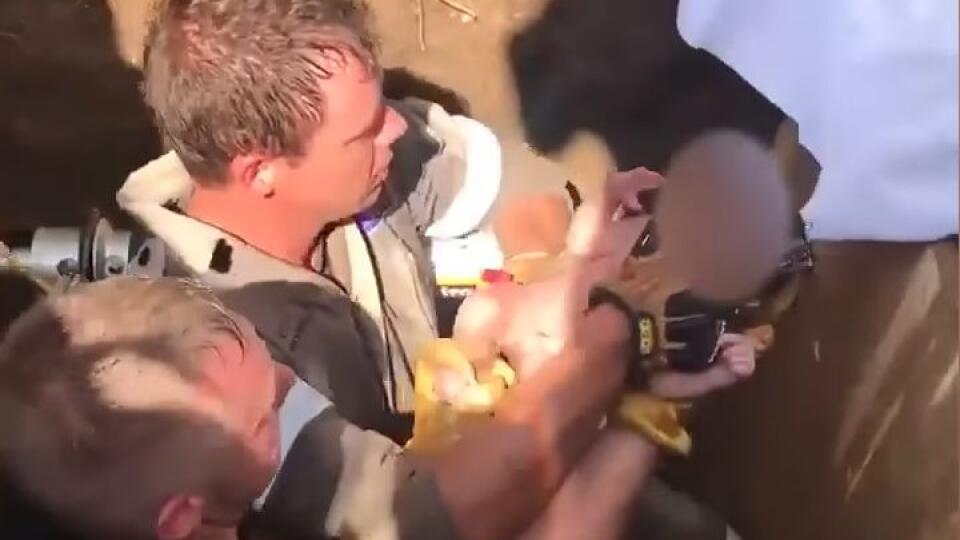  Jedna zo záchranárskych skupín s názvom Rescue Care Paramedics, ktorá pomáhala novonarodené dievčatko v pondelok vyslobodiť, uviedla, že nie je jasné, prečo bolo bábätko "hodené" do odtokového potrubia.