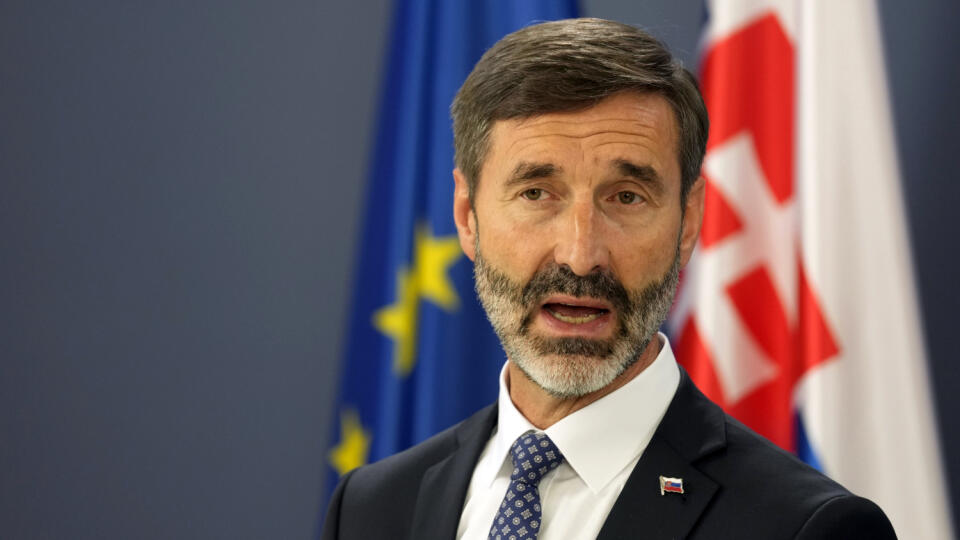 KK6 Belehrad - Minister zahraničných vecí a európskych záležitostí SR Juraj Blanár hovorí počas tlačovej konferencie po rozhovoroch so srbským rezortným kolegom Markom Djuričom v Belehrade 18. októbra 2024. FOTO TASR/AP
Slovakia's Foreign and European Minister Juraj Blanar speaks during joint statements after talks with his Serbian counterpart Marko Djuric in Belgrade, Serbia, Friday, Oct. 18, 2024. (AP Photo/Darko Vojinovic)