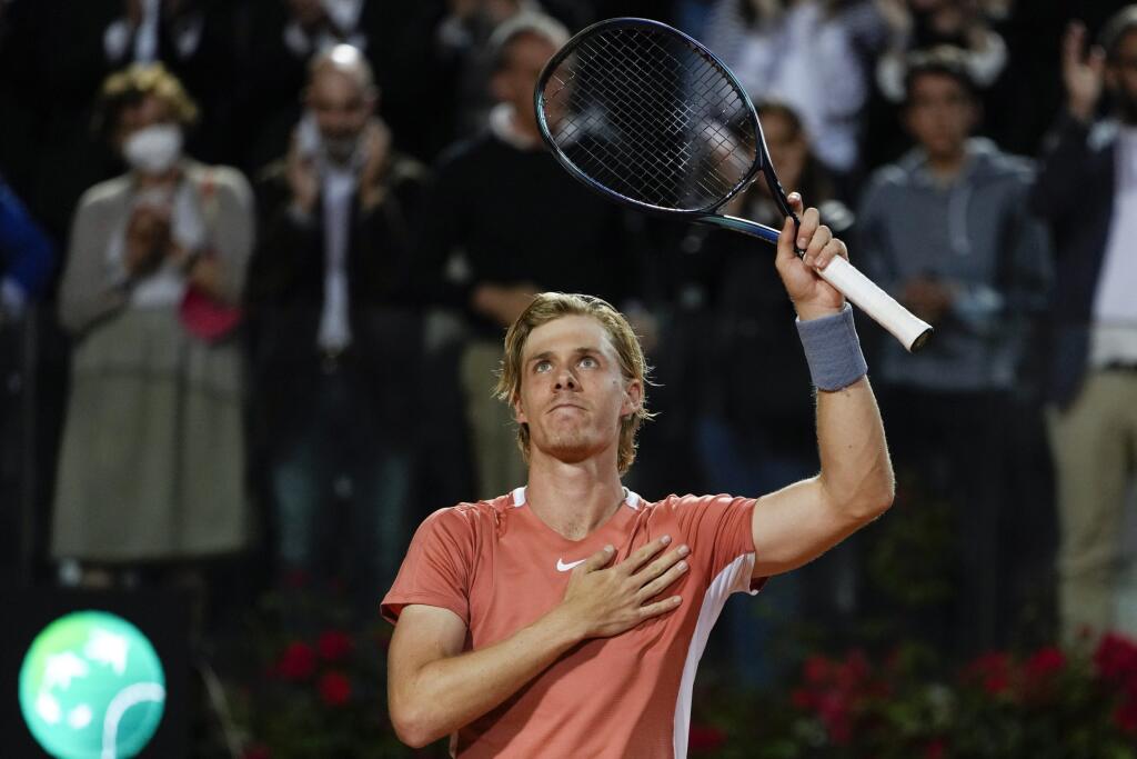KK5 Rím - Kanadský tenista Denis Shapovalov sa teší po víťazstve nad Kanaďanom Denisom Shapovalom v osemfinálovom zápase mužskej dvojhry na turnaji ATP Masters 1000 v Ríme vo štvrtok 12. mája 2022. Španielsky tenista Rafael Nadal prekvapujúco skončil pred bránami štvrťfinále dvojhry na turnaji ATP Masters 1000 v Ríme. Tretí nasadený hráč nestačil vo štvrtkovom osemfinále na Kanaďana Denisa Shapovalova. Prvý set síce vyhral jednoznačne 6:1, no v ďalších dvoch podľahol trinástemu nasadenému hráčov
