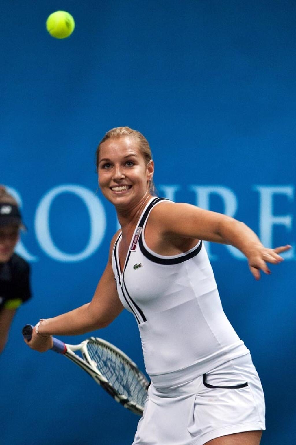 Tenistka Dominika Cibulková počas tenisovej exhibície Tennis Classic proti Caroline Wozniacki. Bratislava, 21. november 2011. Foto: SITA/Jozef Jakubčo