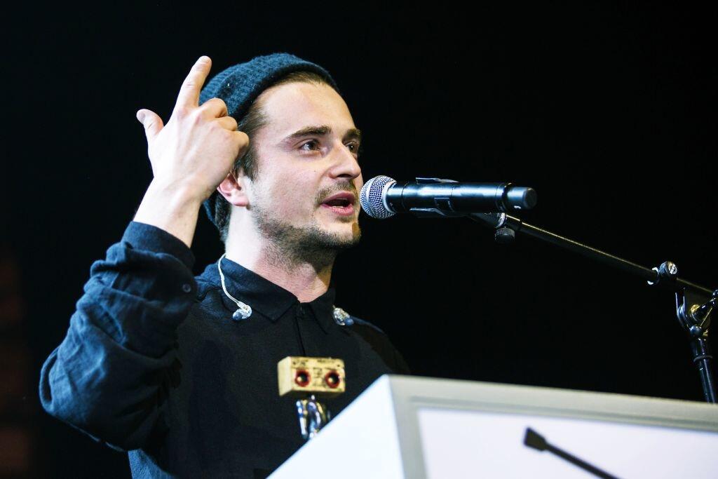 Frontman skupiny Billy Barman Juraj Podmanický si preberá cenu v kategórii Singel roka poèas Radio_Head Awards 2015. Bratislava