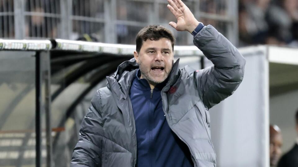 WA 13 Angers - Futbalista Paríža St. Germain Mauricio Pochettino gestikuluje počas zápasu 33. kola francúzskej Ligue 1 Angers SCO – Paríž Saint-Germain vo francúzskom meste Angers v stredu 20. apríla 2022. FOTO TASR/AP
PSG's head coach Mauricio Pochettino gestures during the League One soccer match between Angers and Paris Saint Germain, at the Raymond-Kopa stadium in Angers, western France, Wednesday, April 20, 2022. (AP Photo/Jeremias Gonzalez)