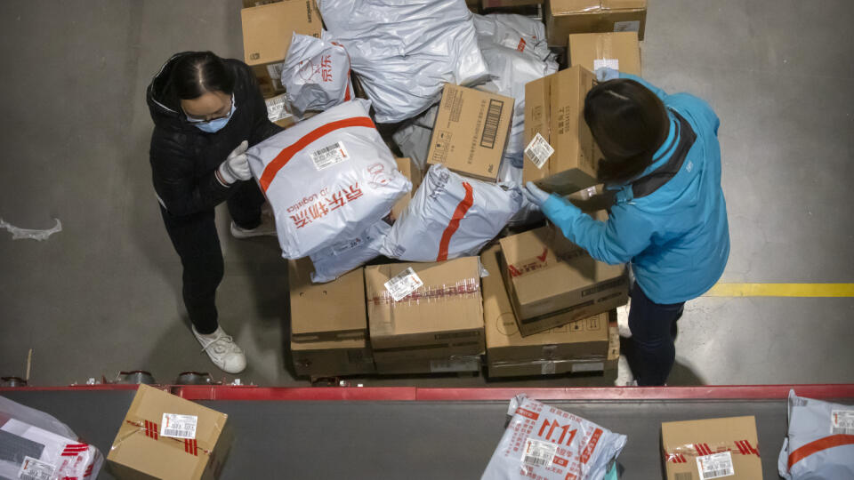 WA 9 Peking - Zamestnanci nakladajú balíky na pás v sklade pre čínskeho internetového predajcu JD.com v Pekingu v stredu 11. novembra 2020. Očakáva sa, že čínski spotrebitelia počas tzv. Sigles' Day (Dňa nezadaných), ktorý je najrušnejším on-line nákupným dňom na svete, utratia desiatky miliárd za nákup od čerstvých potravín až po luxusný tovar v čase, keď sa krajina spamätáva z pandémie koronavírusu. Singles' Day vytvorili v 90. rokoch minulého storočia čínski študenti vysokých škôl ako altern