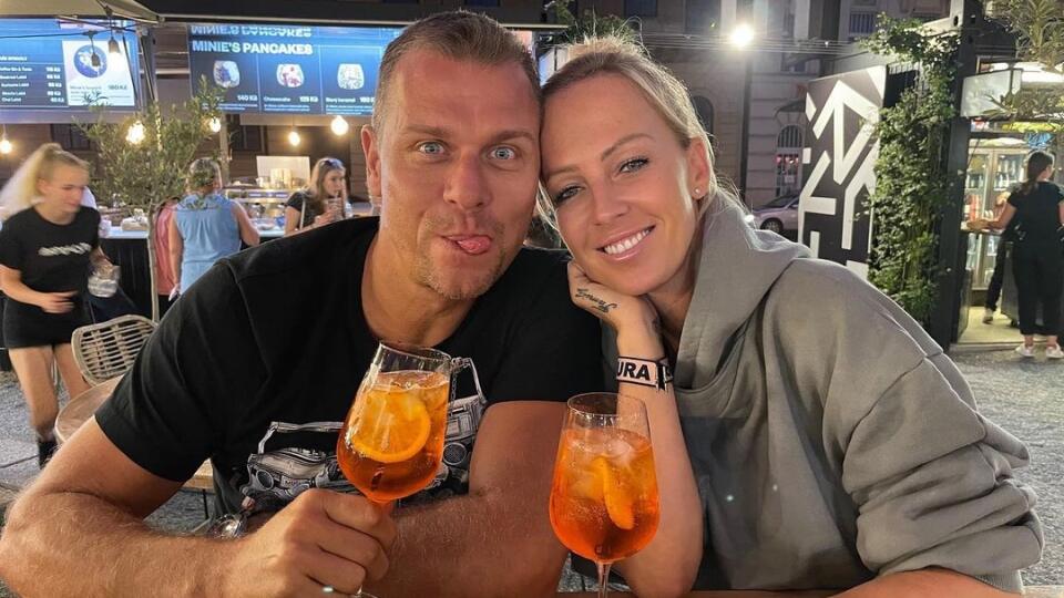 Dvojica si vyrazila v Prahe na drink.