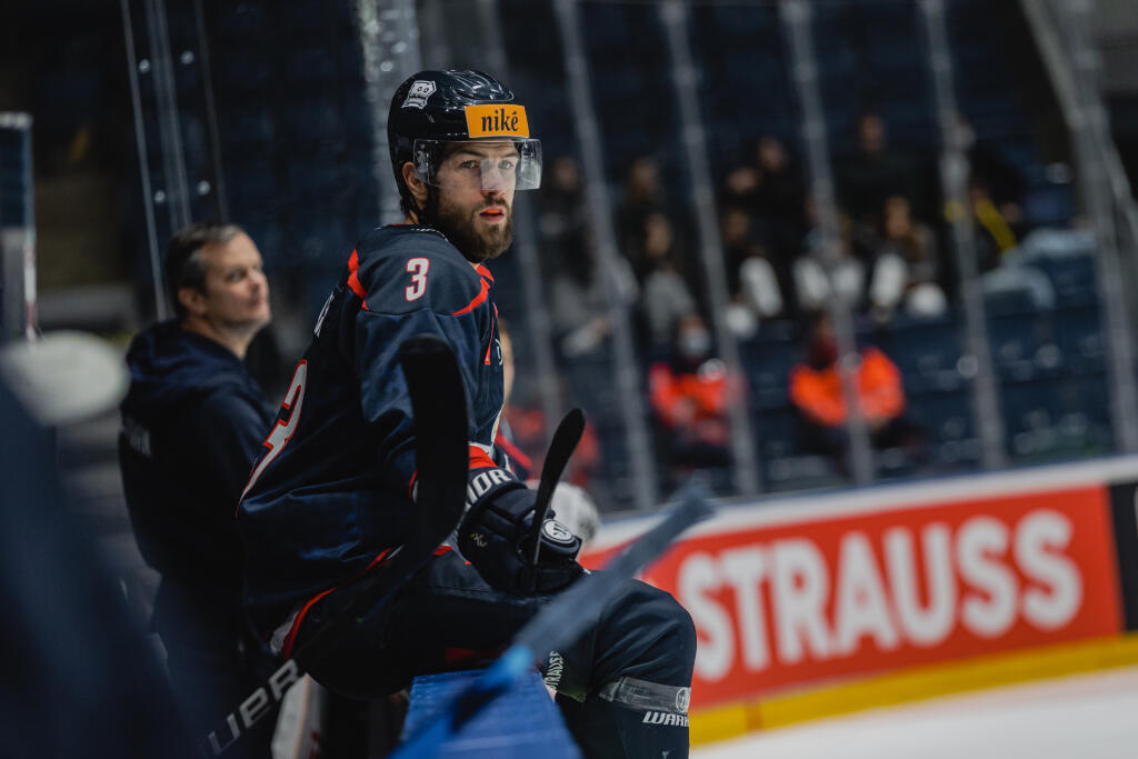 Na snímke Martin Štajnoch (Slovan) počas zápasu F skupiny Champions hockey league medzi HC Slovan Bratislava a Oceláři Třinec.