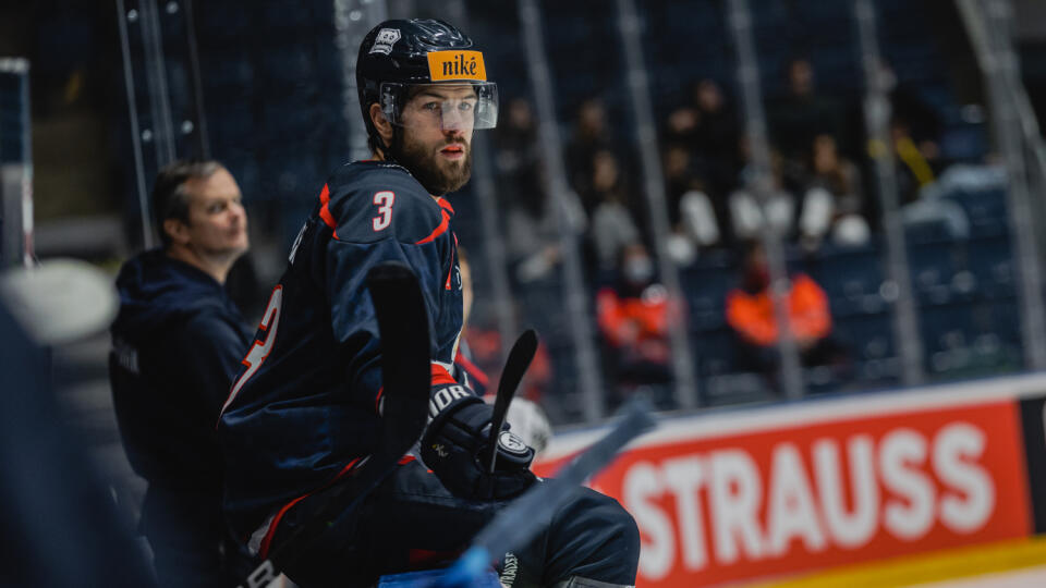 Na snímke Martin Štajnoch (Slovan) počas zápasu F skupiny Champions hockey league medzi HC Slovan Bratislava a Oceláři Třinec.