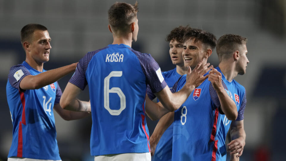 JB 5 San Juan - Slovenský hráč Artur Gajdoš (č.8) oslavuje so spoluhráčmi po tom, ako strelil tretí gól v úvodnom stretnutí B-skupiny Fidži - Slovensko na MS hráčov do 20 rokov v argentínskom San Juane 20. mája 2023. FOTO TASR/AP
Slovakia's Artur Gajdos, 8, celebrates scoring his side's third goal against Fiji during a FIFA U-20 World Cup Group B soccer match at the Bicentenario stadium in San Juan, Argentina, Saturday, May 20, 2023. (AP Photo/Natacha Pisarenko)