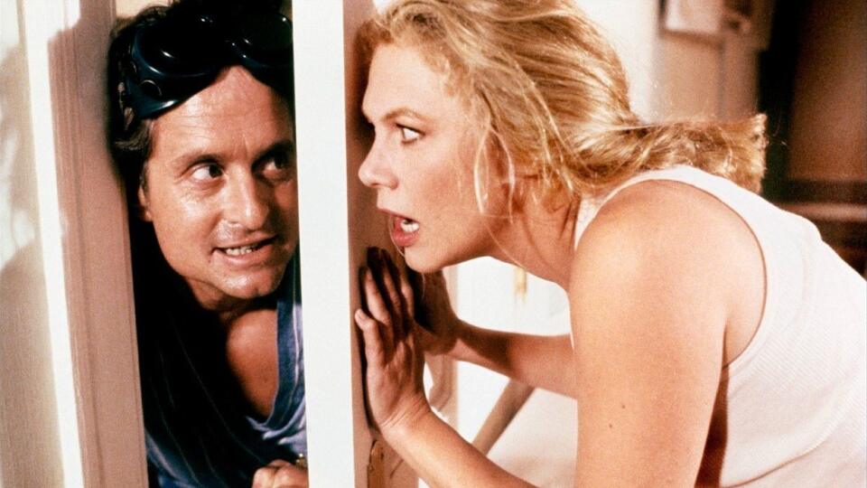 Vojna Roseovcov debutovala v roku 1989. V hlavných úlohách sa predstavila trojica známa už z filmovej série Honba za diamatnom – Michael Douglas, Kathleen Turner a Danny DeVito.