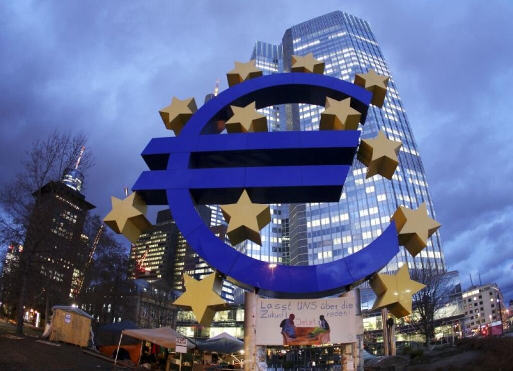 KK11 Frankfurt - Na snímke logo eura pred budovou Európskej centrálnej banky 16. decembra 2011 vo Frankfurte. Pod logom je poster s nápisom - Nechajte nás hovori o budúcnosti. FOTO TASR/AP  The Euro sculpture stands in front of the European Central Bank,  in Frankfurt, Germany, on Friday, Dec.16, 2011. Poster underneath the Euro sign reads: Let's talk about Future.  At left tents of the occupy movement still remain. (AP Photo/Michael Probst) *** Local Caption *** Európska centrálna banka aktivi