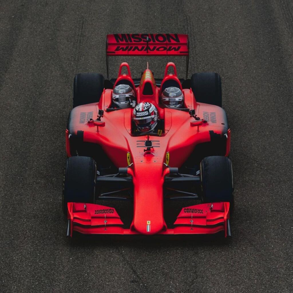 Leclercova priateľka Charlotte si deň v kokpite formuly 1 užila naplno.