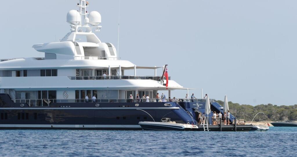 Pred rokom si tenista Roger Federer miesto antukovej časti sezóny vyrazil oddýchnuť si na luxusnú jachtu. Zamieril preto na Ibizu, kde sa buchol po vrecku a spolu s celou rodinkou si užívali na lodi Triple Seven, ktorej prenájom na týždeň stojí 538-tisíc eur.