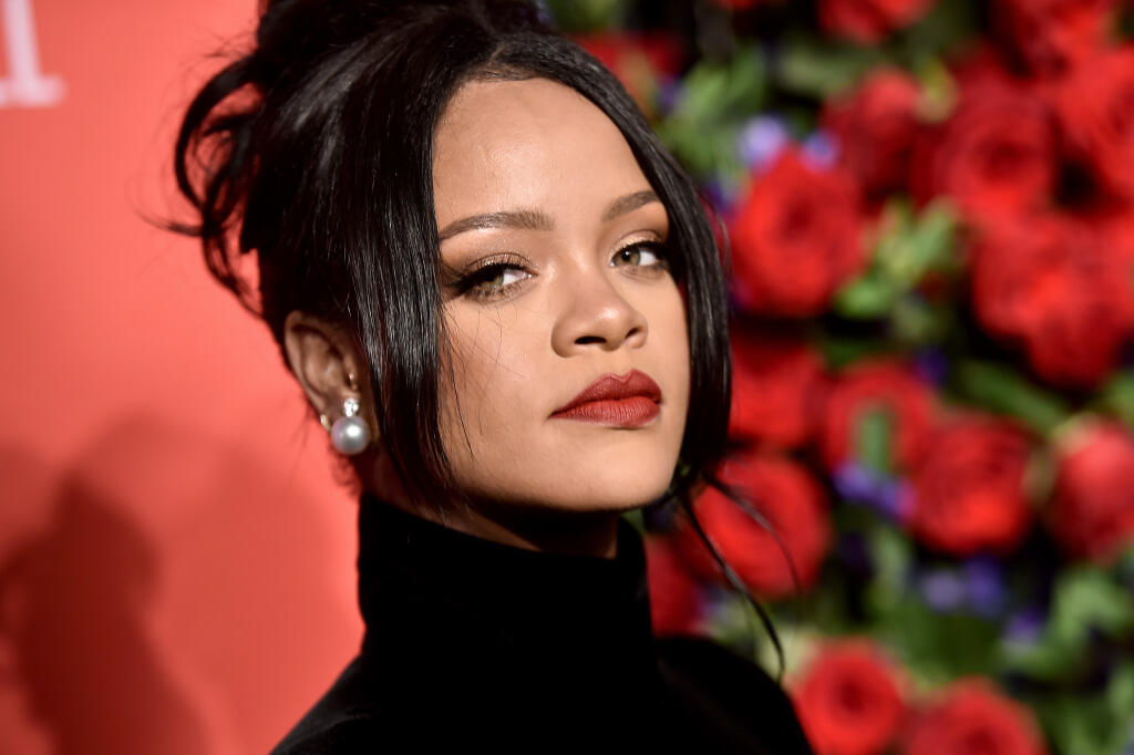 Rihanna (32)
Detstvo barbadoskej speváčky poznačila otcova drogová závislosť. V puberte bola armádnou kadetkou a aj keď plánovala zmaturovať, v 16-tich podpísala zmluvu s hudobným vydavateľstvom a vykročila na svetové pódiá. Dnes okrem hudobnej kariéry vlastní aj luxusnú módnu a kozmetickú značku.