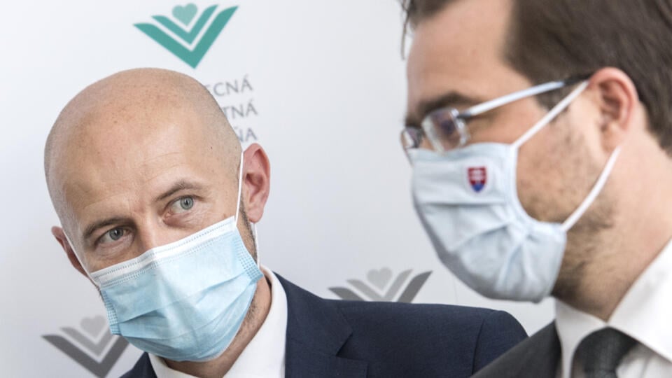 Na snímke vľavo nový generálny riaditeľ Všeobecnej zdravotnej poisťovne (VŠZP) Richard Strapko a vpravo minister zdravotníctva SR Marek Krajčí počas brífingu s novinármi 6. mája 2020 v Bratislave. FOTO TASR - Martin Baumann
