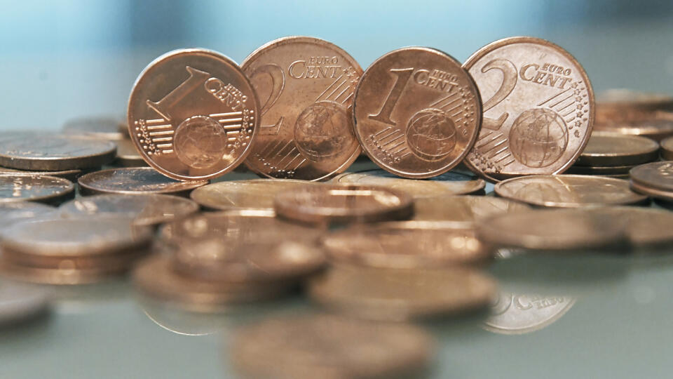Na snímke 1 a 2 centové mince. Od 1. júla 2022 sa obmedzí používanie 1 a 2 centových mincí a vstúpia do platnosti pravidlá pre zaokrúhľovanie nákupov platených v hotovosti. Košice, 13. júna 2022. FOTO TASR – František Iván
