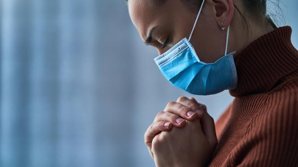 Woman,In,Face,Protective,Mask,With,Closed,Eyes,And,Praying