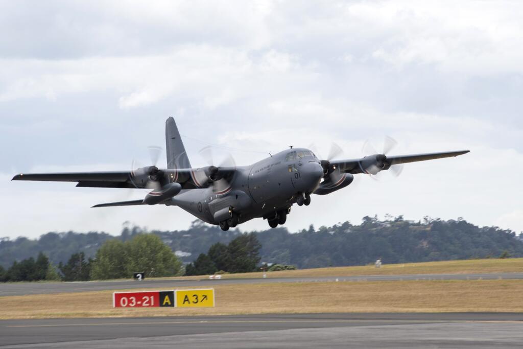 KK38 Auckland - Novozélandské vojenské transportné lietadlo typu C-130 Hercules odlieta z leteckej základne v Aucklande 20. januára 2022. Z Nového Zélandu vo štvrtok odštartovalo prvé lietadlo nesúce humanitárnu pomoc na ostrovný štát Tonga postihnutý výbuchom sopky. Pristávaciu dráhu hlavného letiska na Tonge vo štvrtok očistili od sopečného popola. FOTO TASR/AP
In this photo provided by the New Zealand Defence Force, a Royal New Zealand Air Force C-130 Hercules leaves an airbase in Auckland, T