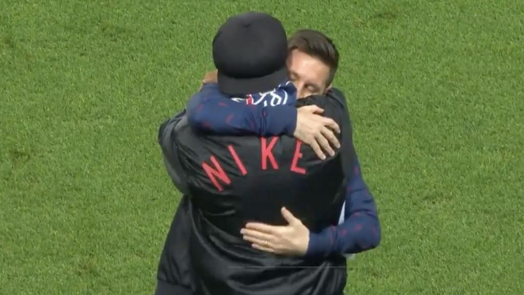 Spoločne hrali v Barcelone, teraz sa stretli Messi a Ronaldinho pred zápasom Ligy majstrov.