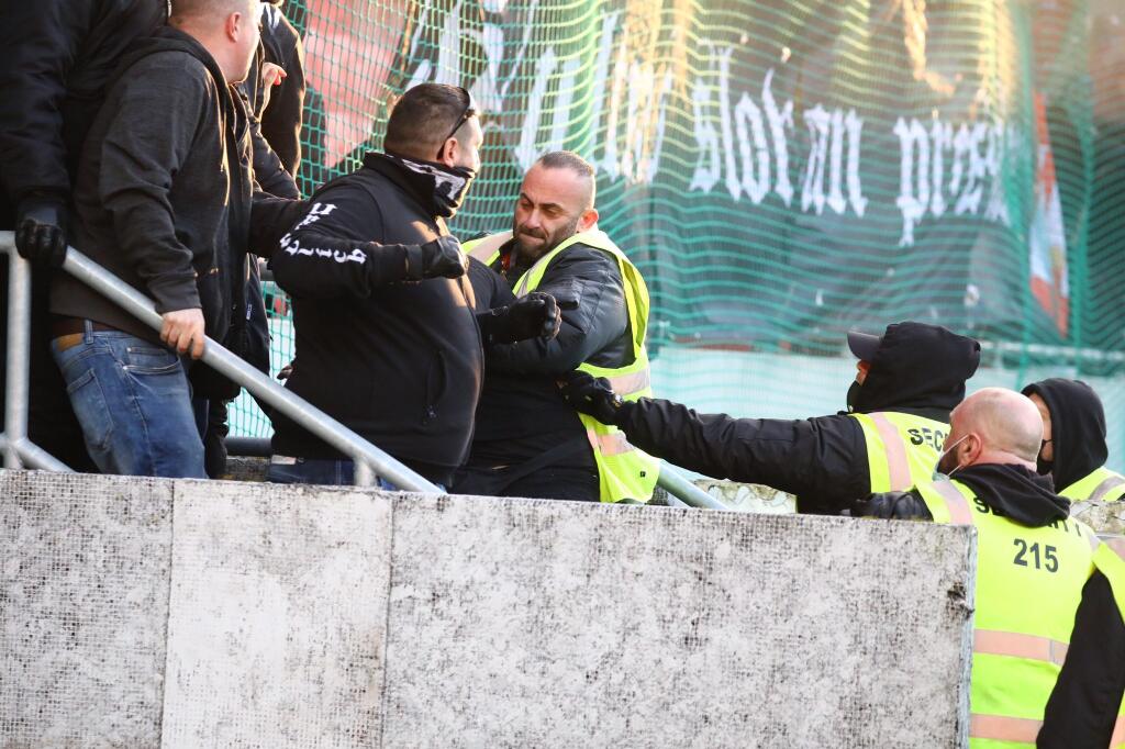 Šokujúce zábery z derby medzi Spartakom Trnava a Slovanom Bratislava. Fanúšikovia sa vtrhli na hraciu plochu a bili sa hlava nehlava.