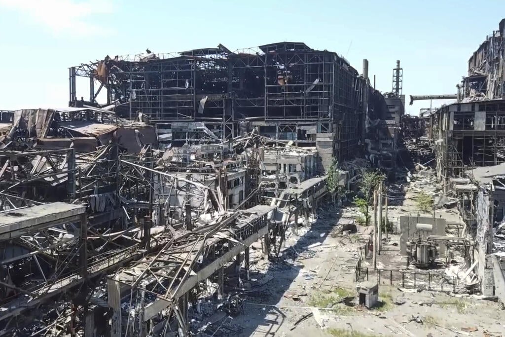 KK33 Mariupol - Na snímke z videa, ktoré zverejnilo ruské ministerstvo obrany v pondelok 13. júna 2022 pohľad na ocielarne Azovstaľ v zničenom ukrajinskom prístavnom meste Mariupol, ovládanom ruskými silami. Závod bol takmer úplne zničený počas obliehania Mariupola. FOTO TASR/AP
In this photo taken from video released by the Russian Defense Ministry on Monday, June 13, 2022, a view of the Metallurgical Combine Azovstal plant, in Mariupol, on the territory which is under the Government of the Don