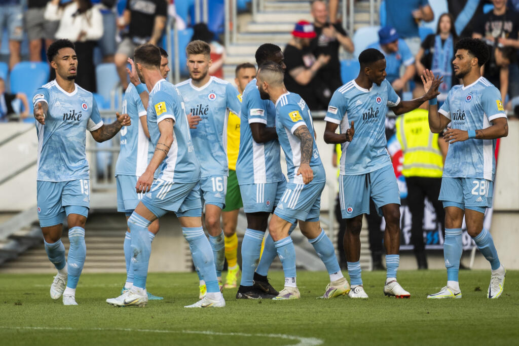 Na snímke radosť hráčov Slovana po strelení gólu počas zápasu záverečného 10. kola skupiny o titul futbalovej Fortuna ligy ŠK Slovan Bratislava - MŠK Žilina v Bratislave 21. mája 2022. FOTO TASR - Jaroslav Novák