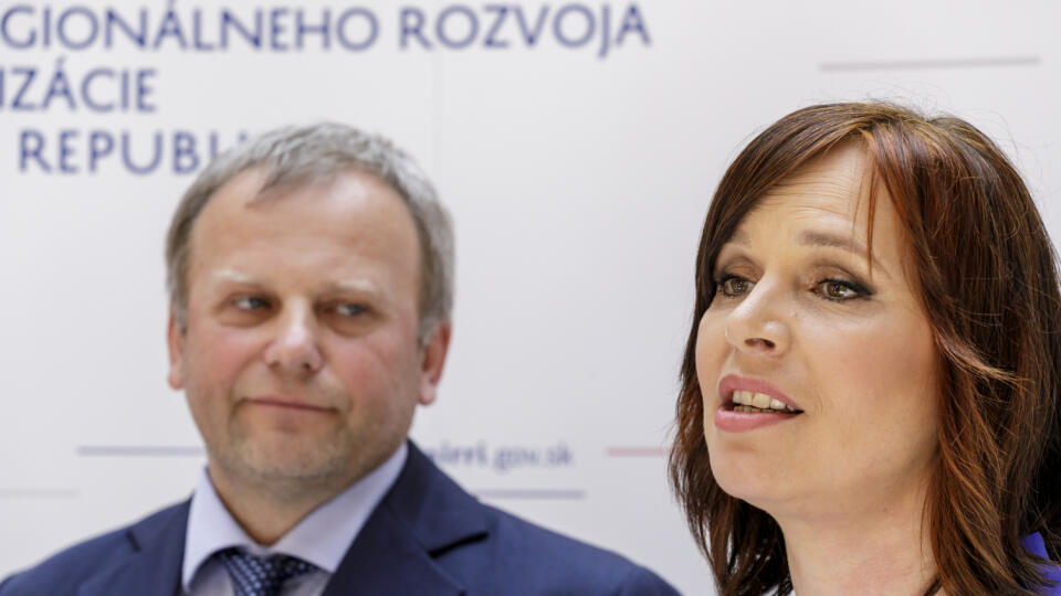 Na snímke vpravo podpredsedníčka vlády a ministerka investícií, regionálneho rozvoja a informatizácie SR Veronika Remišová so svojím štátnym tajomníkom Vladimírom Ledeckým počas tlačovej konferencie na tému koniec rodinkárstva a klientelizmu v najmenej rozvinutých okresoch v Bratislave 9. júla 2020. FOTO TASR - Dano Veselský