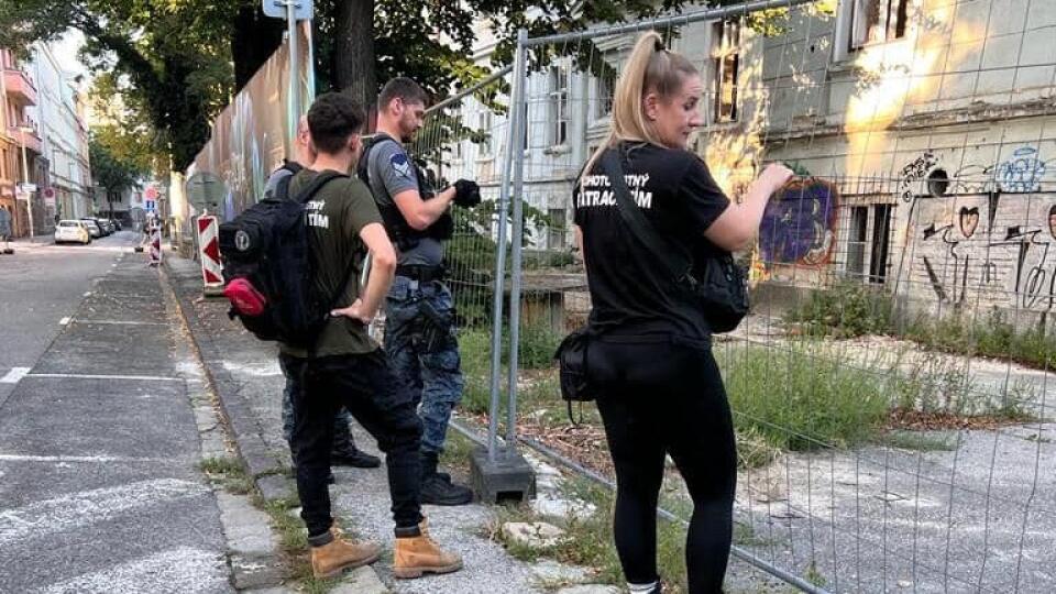 Pátrači Pohotovostného pátracieho tímu spolu s Mestskou políciou, prehľadávali okrem Svoradovej aj Zochovú ulicu. Snažili sa nájsť akékoľvek stopy, ktoré by pomohli vypátrať nezvestné 22-ročné dievča.