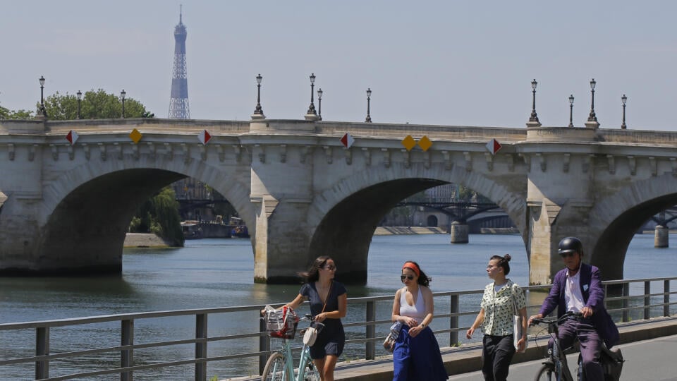 JB 21 Paríž - Ľudia sa prechádzajú pri brehu Seiny počas horúceho dňa v Paríži 25. júna 2020. FOTO TASR/AP
People stroll along the Seine river during a hot summer day in Paris, Thursday, June 25, 2020. (AP Photo/Michel Euler)