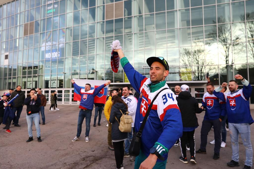 Slovenskí fanúšikovia sa aj pred zápasom proti Nemecku výborne bavili v okolí haly.
