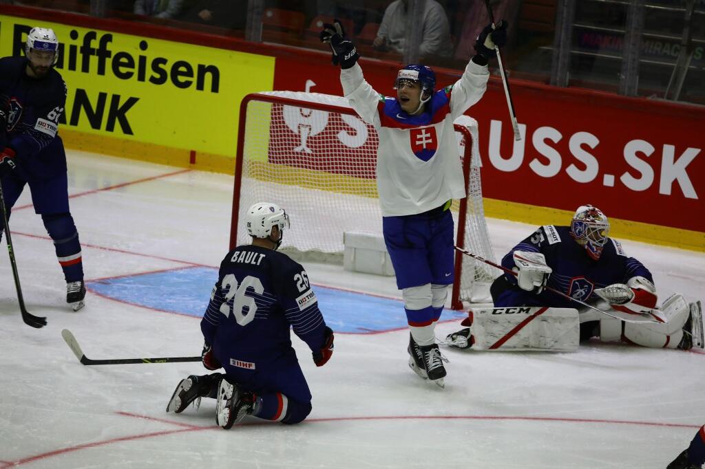 Slovenskí hokejisti vydreli prvé víťazstvo na majstrovstvách sveta, keď zdolali Francúzov 4:2.