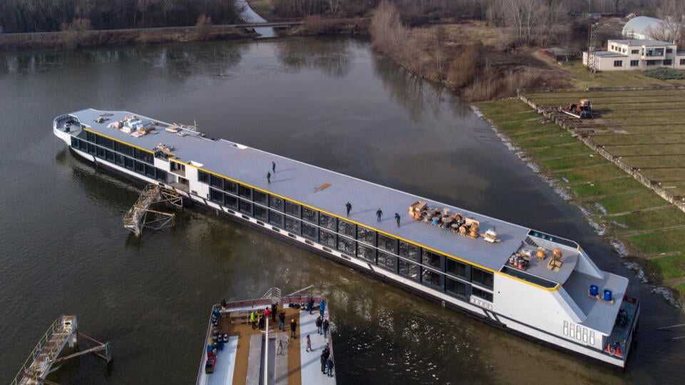 Výletná loď Albertina po spustení na hladinu
