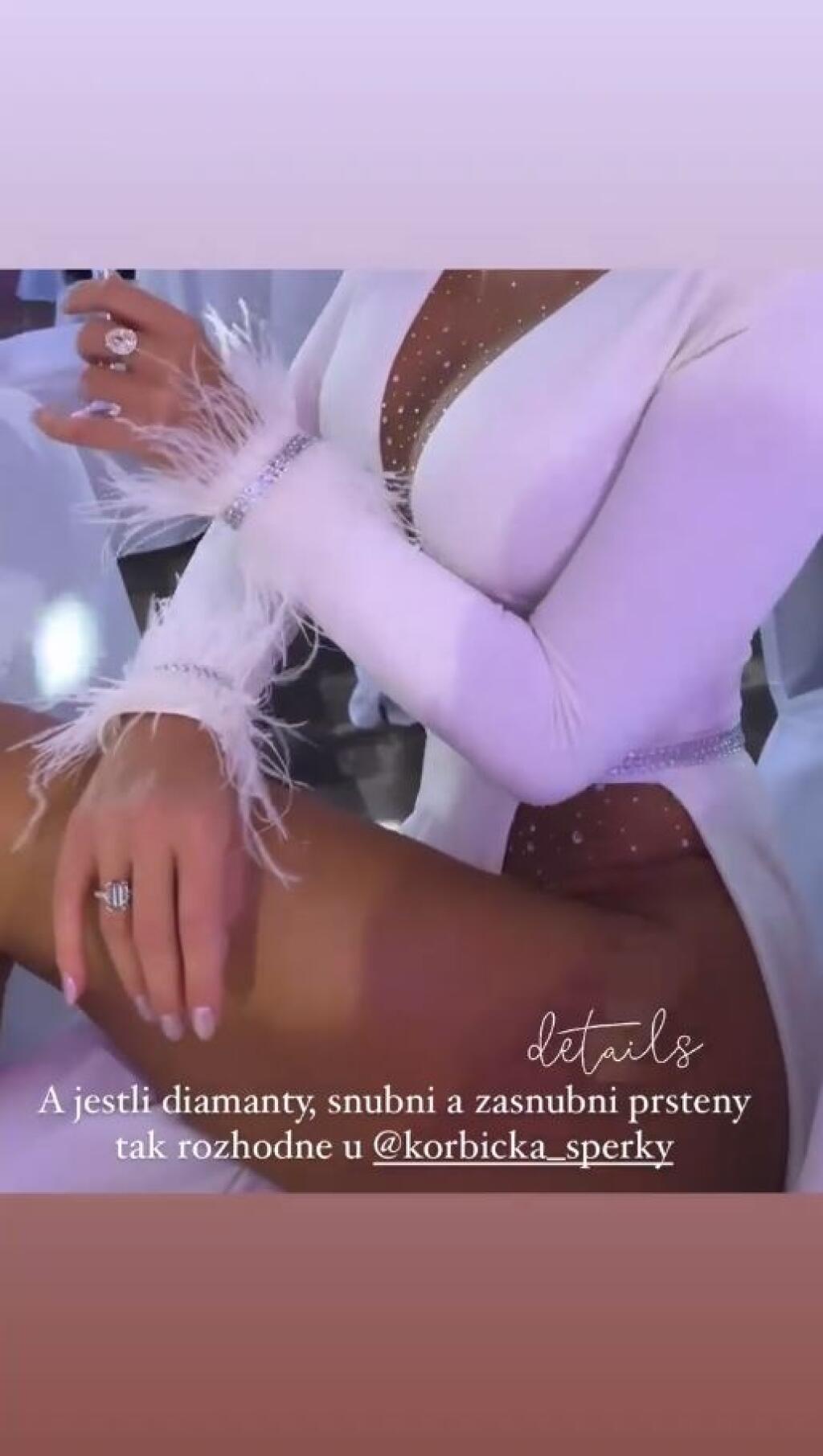 Nela na plese zaujala nielen odvážnymi bielymi šatami, ale aj šperkami, ktoré na nej ligotali.