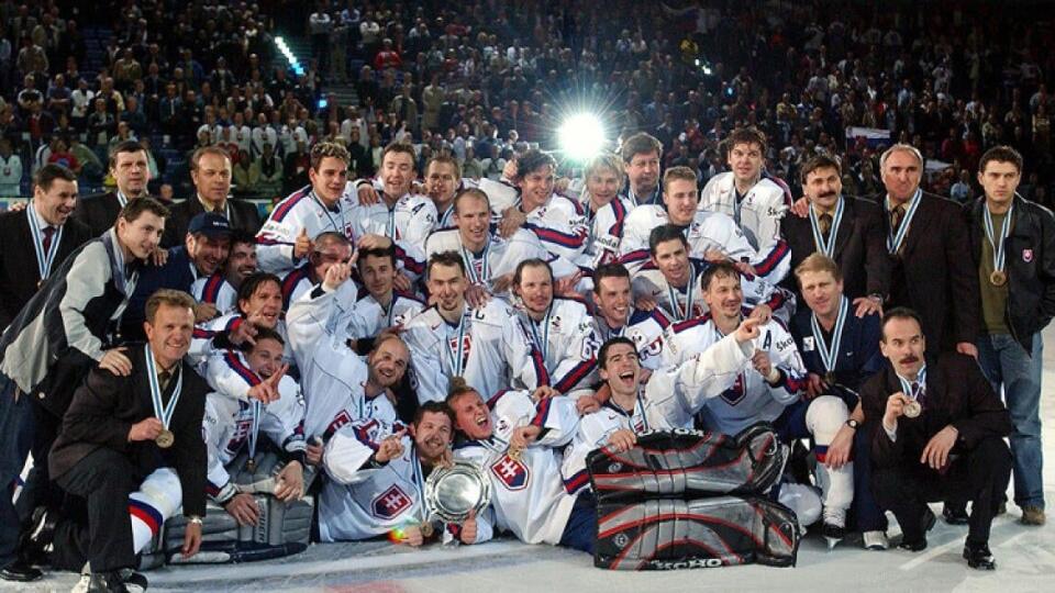 Hokejisti Slovenska po zisku bronzovej medaile na MS v roku 2003.