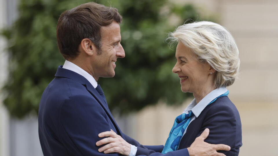 WA 49 Paríž - Francúzsky prezident Emmanuel Macron (vľavo) a predsedníčka Európskej komisie (EK) Ursula von der Leyenová pózujú pred pracovným obedom v Elyzejskom paláci v Paríži v piatok 3. júna 2022. FOTO TASR/AP
French President Emmanuel Macron welcomes European Commission President Ursula von der Leyen before a working lunch at the Elysee Palace, Friday, June 3, 2022 in Paris. (AP Photo/Jean-Francois Badias)