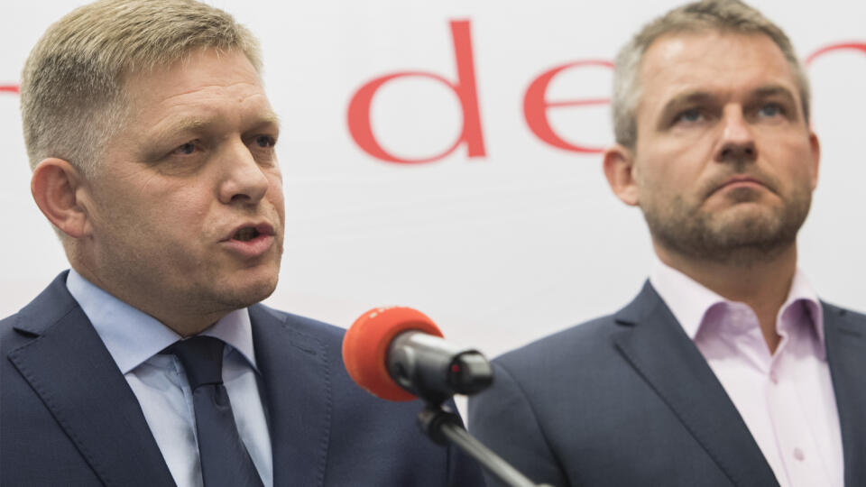 Na snímke zľava predseda strany SMER-SD Robert Fico a podpredseda strany SMER-SD Peter Pellegrini počas tlačovej konferencie k zverejneným výsledkom vyšetrovania vraždy novinára Jána Kuciaka a jeho snúbenice Martine Kušnírovej