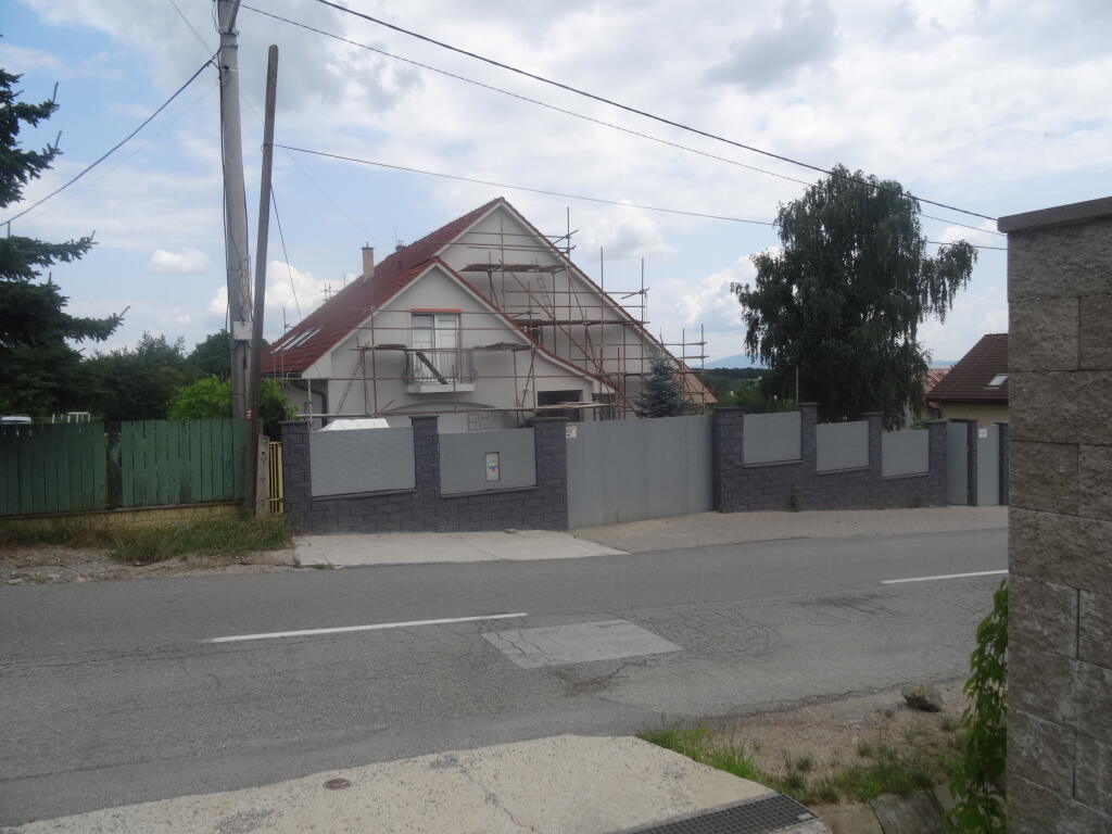 Vila na Pereši má od marca 2021 novú majiteľku Ivetu M. Tá Noru z trvalého pobytu odhlásila.