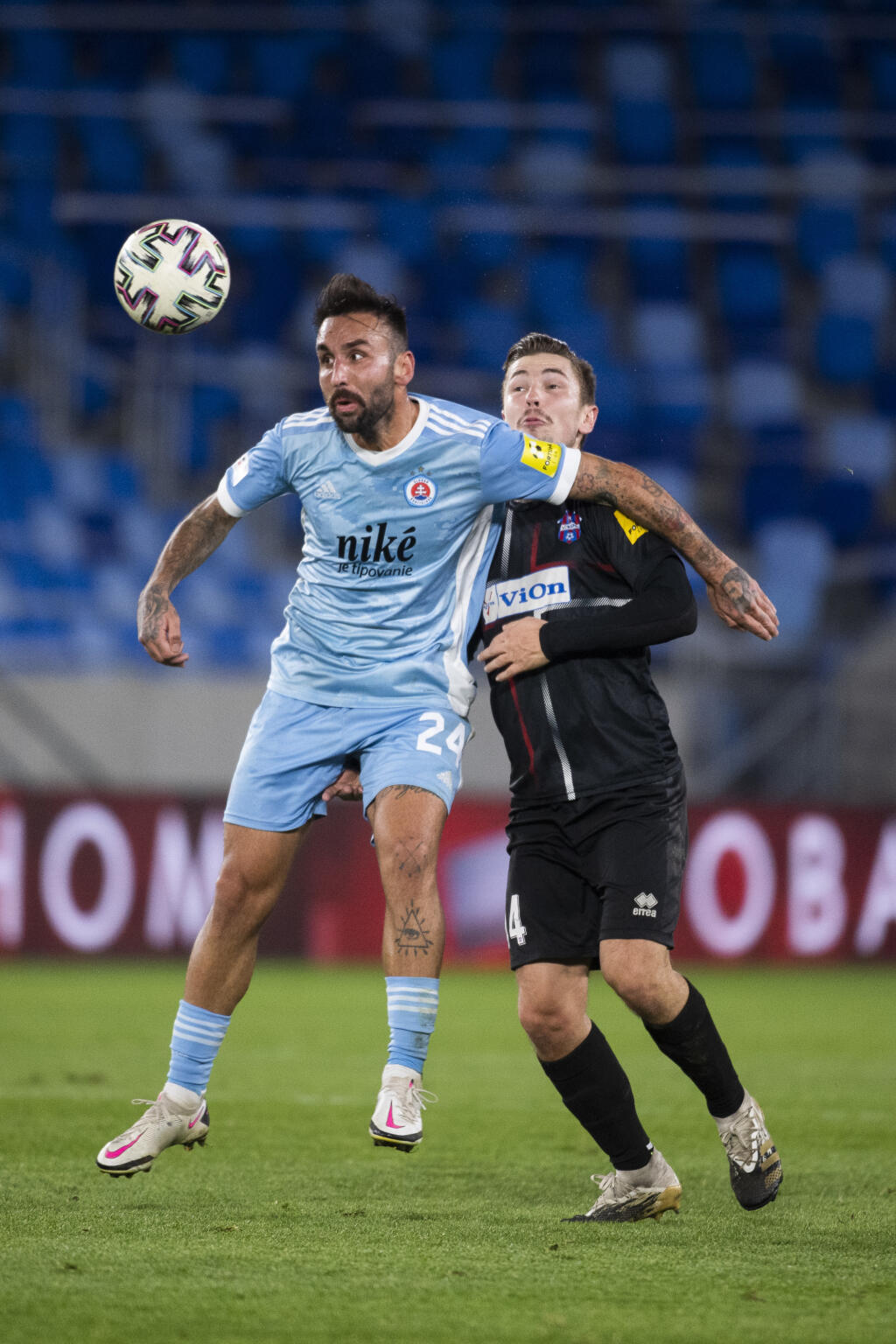 Na snímke zľava Villar Mono (Slovan) a Denis Duga (ViOn) počas zápasu 14. kola Fortuna ligy ŠK Slovan Bratislava - FC ViOn Zlaté Moravce-Vráble v Bratislave v nedeľu 22. novembra 2020. FOTO TASR - Jaroslav Novák