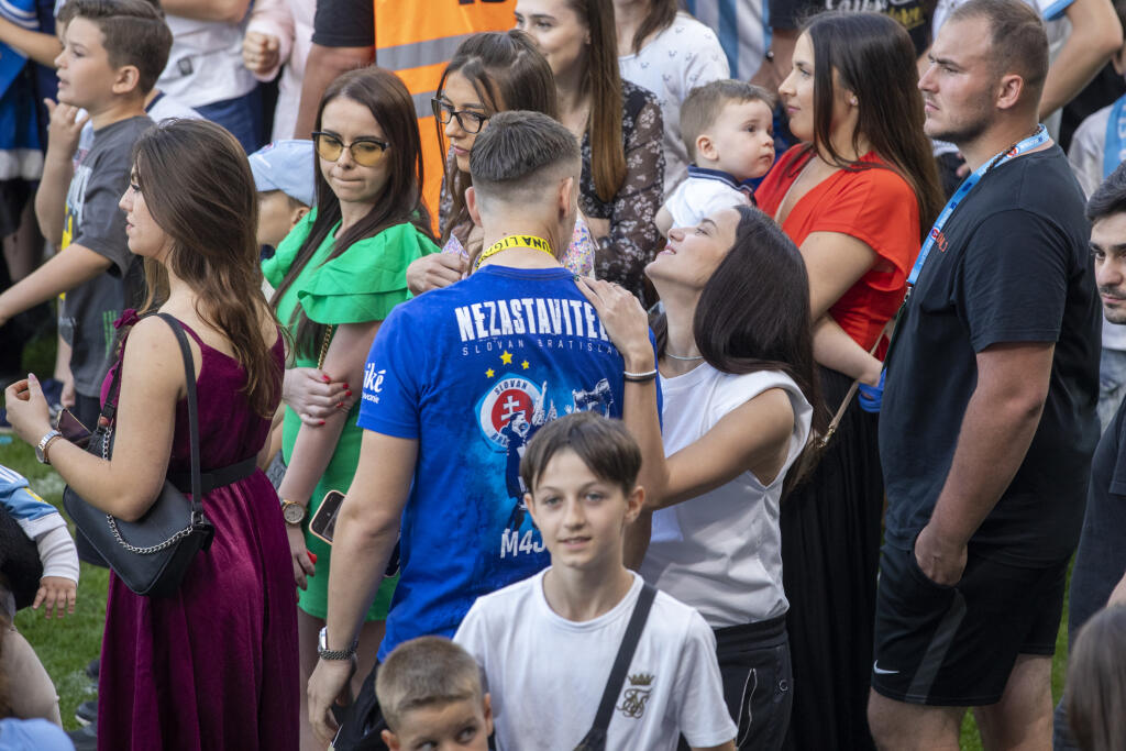 Na snímke futbalisti Slovana Bratislava , ktorý oslavujú zisk 4. titulu Fortuna ligy za sebou.