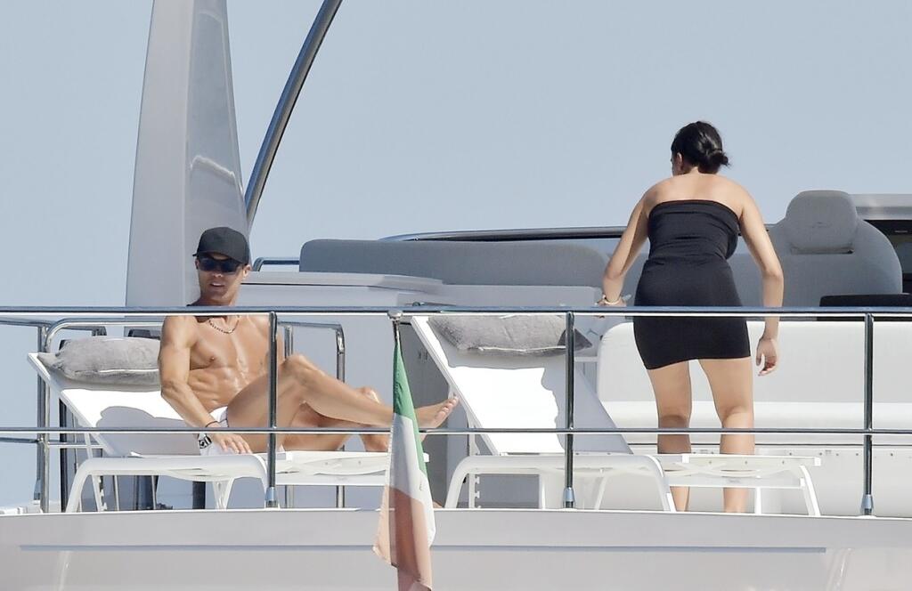 Ronaldo si užil relax na jachte spolu s priateľkou Georginou.