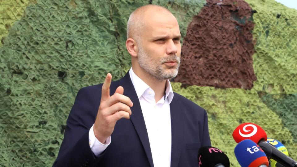 Minister obrany Martin Sklenár.