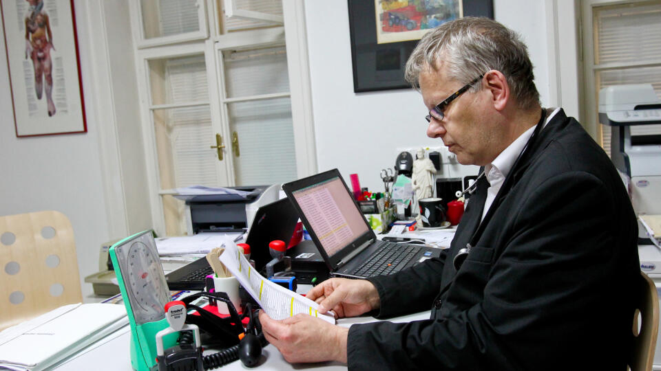 Na snimke vseobecny prakticky lekar MUDr. Peter Liptak.
