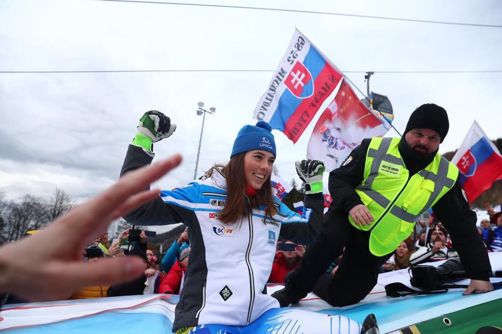 Spontánna Petra Vlhová preskočila zábrany a radovala sa so slovenskými fanúšikmi.
