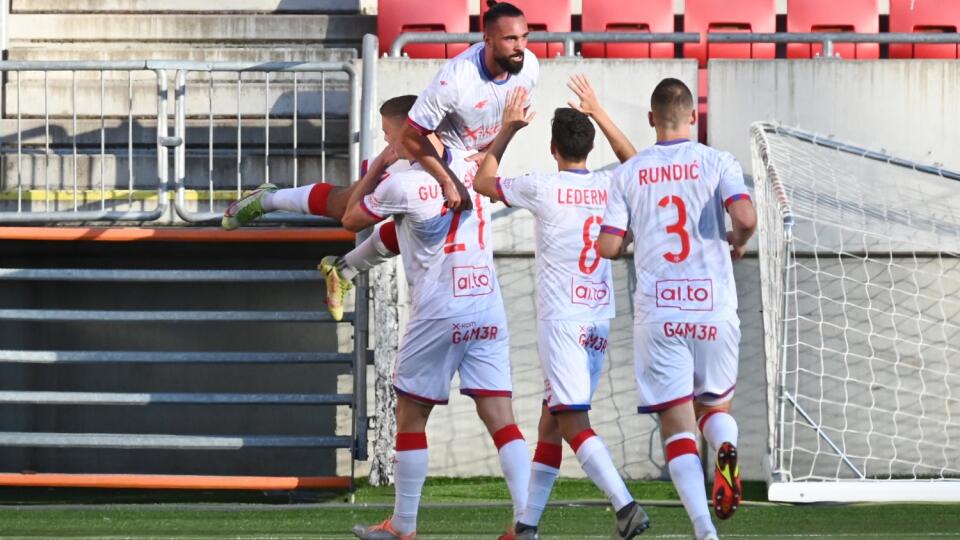 Na snímke radosť hráčov Rakówa po strelení gólu počas zápasu 3. predkola Európskej konferenčnej ligy medzi FC Spartak Trnava a Raków Čenstochová v Trnave vo štvrtok 4. augusta 2022. FOTO TASR - Lukáš Grinaj