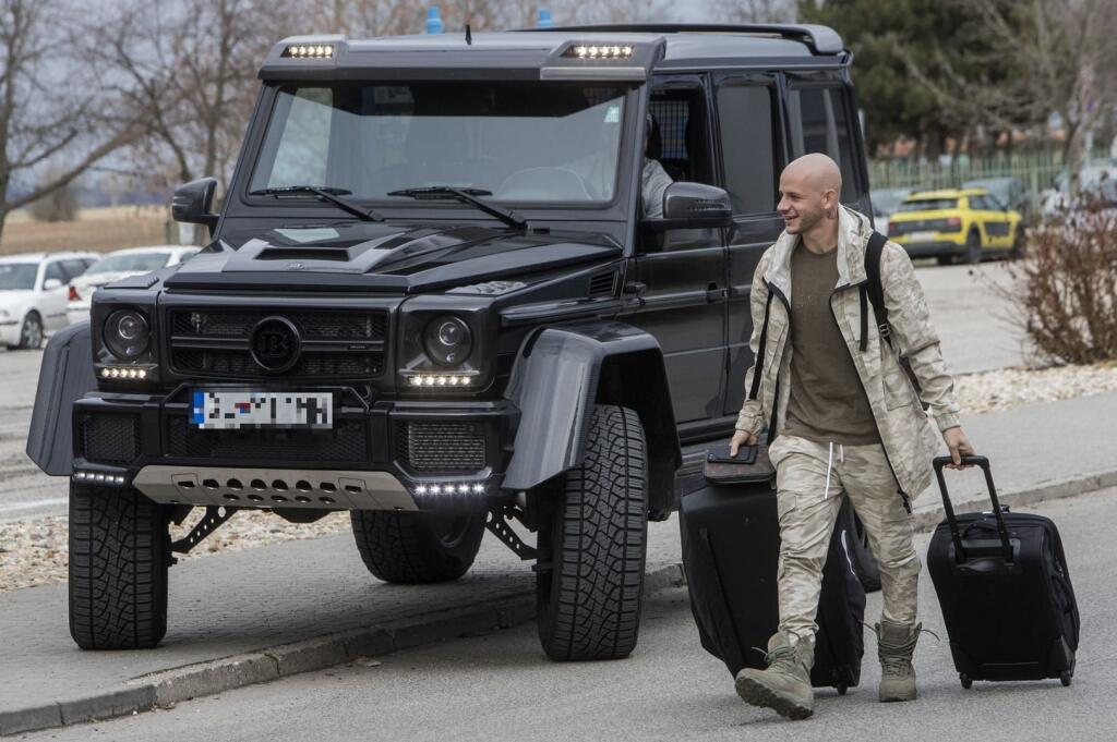 Azda najslávnejší Mercedes v krajine vlastní futbalista Vlado Weiss. Jeho cena nového Mercedesu-Benz G 4x42 bez úprav je 232 tisíc eur. Lenže to Vladove prešlo úpravou od Brabusu cena začína na úrovni 300-tisíc a vyšplhať sa môže až do výšky 400-tisíc eur. Pokojne môže mať až 500 koní.