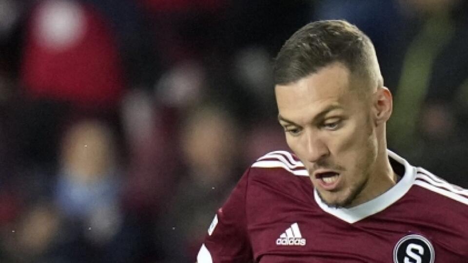 WA 15 Praha - Slovenský futbalový reprezentant v drese Sparty Praha Lukáš Haraslín (vľavo) a hráč Glasgowu Rangers James Tavernier (vpravo) bojujú o loptu v zápase A-skupiny 2. kola skupinovej fázy Európskej ligy AC Sparta Praha - Glasgow Rangers v Prahe vo štvrtok 30. septembra 2021. FOTO TASR/AP
Rangers' James Tavernier, left, challenges Sparta's Lukas Haraslin during the Europa League Group A soccer match between Sparta Prague and Rangers in Prague, Czech Republic, Thursday, Sept. 30, 2021.